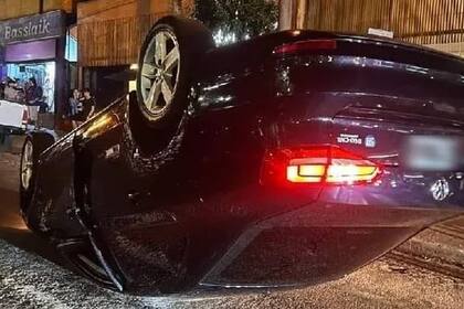 Manejaba con 2.48 de alcohol en sangre, chocó contra un auto estacionado y volcó