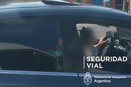 Manejaba con un niño en el regazo: el conductor fue suspendido