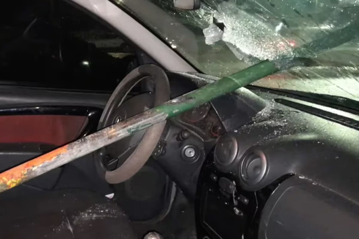 Manejaba por Palermo y le tiraron un fierro desde un puente para robarle: se salvó de milagro