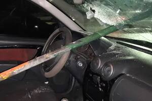 Manejaba por Palermo y le tiraron un fierro desde un puente para robarle: se salvó de milagro