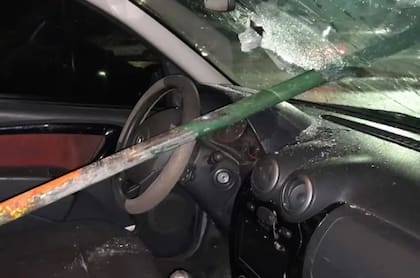 Ramiro manejaba por el túnel de Avenida Libertado cuando una caño cayó directo contra su parabrisas y lo hizo estallar
