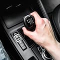 Los expertos en psicología afirman que manejar un auto con caja manual le hace bien a la mente