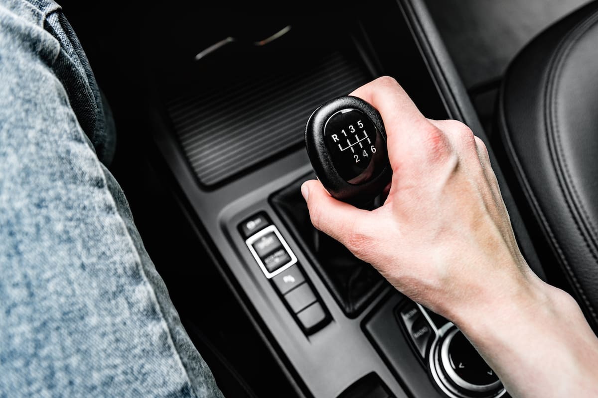 Manejar un auto con caja de cambios puede tener efectos positivos en el cerebro
