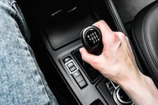 Los expertos en psicología afirman que manejar un auto con caja manual le hace bien a la mente