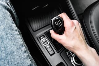 Los expertos en psicología afirman que manejar un auto con caja manual le hace bien a la mente