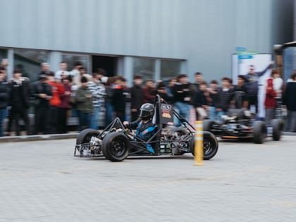 Manejar uno de los autos diseñados por estudiantes, por los patios exteriores, una de las posibilidades que ofrecía el Future Day