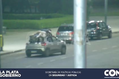Manejaron a alta velocidad por el centro de La Plata colgados del techo de un auto