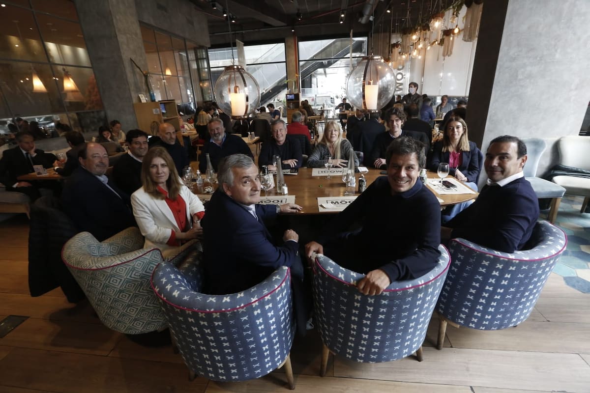 Manes, flanqueado por Morales y Valdés, en Vicente López