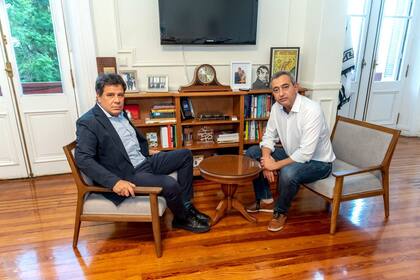 Manes junto a Javkin