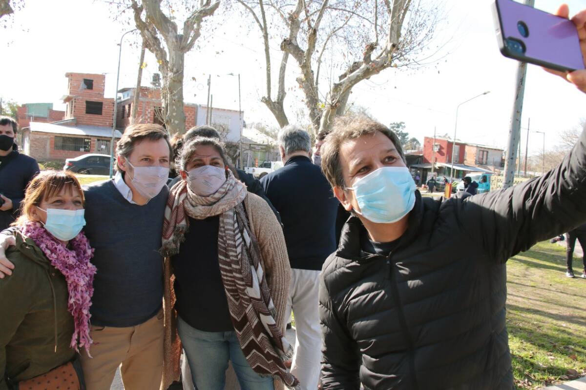 Manes y Méndez posan para una selfie, en San Miguel