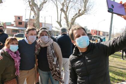 Manes y Méndez posan para una selfie, en San Miguel