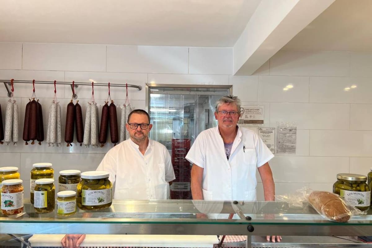 Manfredo y Gerardo son los actuales dueños de la fábrica de salchichas alemanas Schreiber y hnos