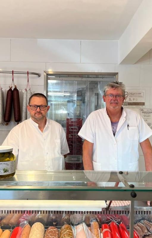 Manfredo y Gerardo son los actuales dueños de la fábrica de salchichas alemanas Schreiber y hnos