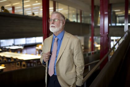 Manguel dejó la Biblioteca Nacional y defendió al Fondo Nacional de las Artes