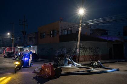 Mangueras bombean el agua, que contiene aguas residuales, de una inundación que afectó a Valle de Chalco, en el estado de México, el 9 de septiembre de 2024. (AP Foto/Félix Márquez)