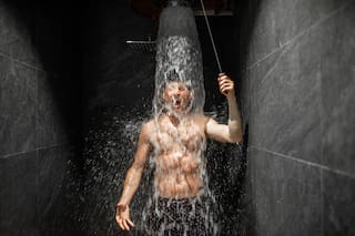 El extraño caso del vínculo entre la inflación en la Argentina y las duchas heladas