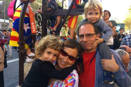 Mani referéndum: con sus nietos en una de las manifestaciones en Barcelona.