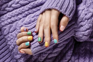 Manicura francesa: una tendencia que nunca muere, este año con un arcoíris de colores.