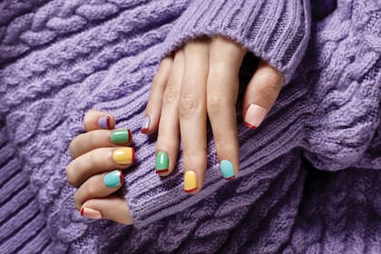 Manicura francesa: una tendencia que nunca muere, este año con un arcoíris de colores.