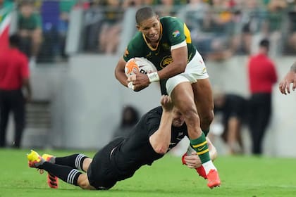 Manie Libbok, que ingresó en la segunda mitad, intenta hacer inocuo un intento de tackle de Jordie Barrett; Sudáfrica fue mejor una vez más.