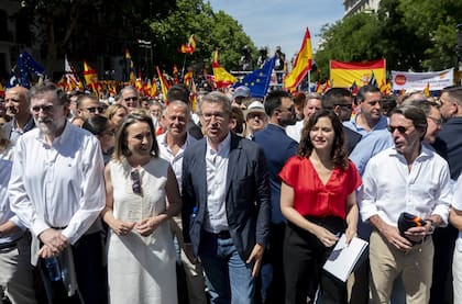 Mariano Rajoy, Cuca Gamarra, Alberto Núñez Feijóo, Isabel Díaz Ayuso y José María Aznar, durante la manifestación del PP, en la Puerta de Alcalá