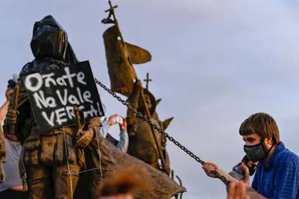 Manifestación contra la escultura del conquistador español Juan de Oñate en Albuquerque