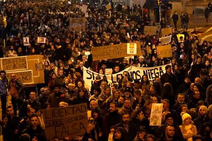 Manifestación contra las restricciones anunciadas por el gobierno contra el coronavirus, en Barcelona, ​​España, el 18 de diciembre de 2021. (Foto AP/Joan Mateu)
