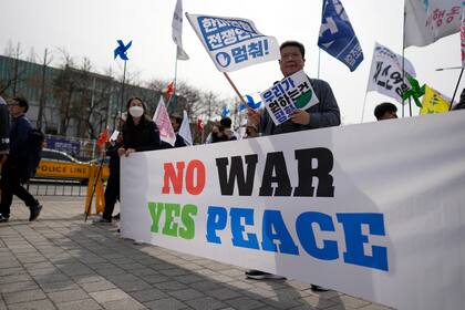 Manifestación contra los ejercicios militares conjuntos planeados entre EEUU y Corea del Sur, en Seúl, el sábado 11 de marzo de 2023. (Foto AP/Lee Jin-man, Archivo)
