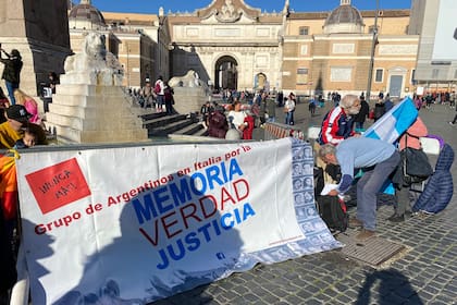 Manifestación de argentinos en Roma en contra del gobierno de Javier Milei