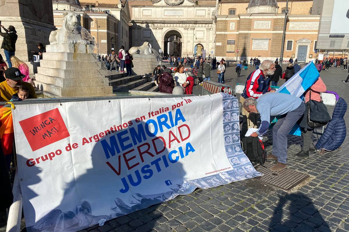 Manifestación de argentinos en Roma en contra del gobierno de Javier Milei