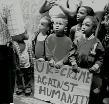 Manifestación de chicos chagosianos en 2005 durante una visita a las Islas Mauricio del ministro de Estado británico Bill Rammell