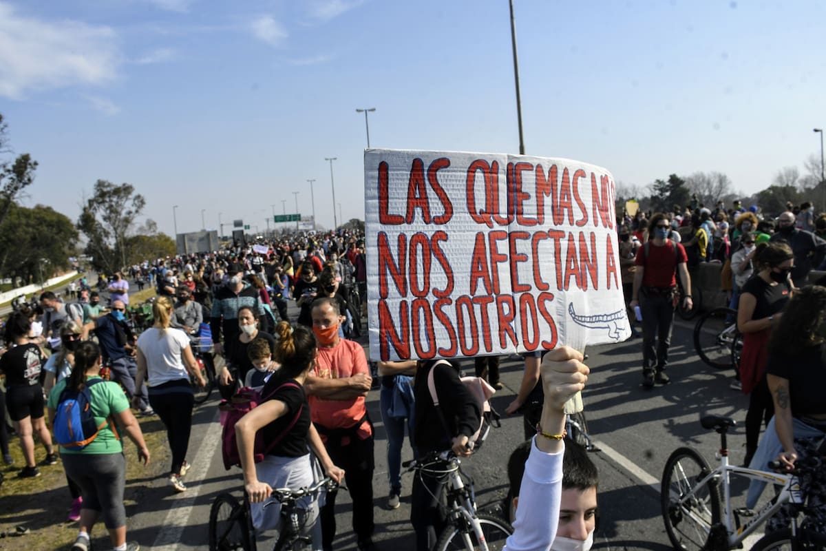 Manifestación de ecologistas volvió a cortar el puente Rosario-Victoria contra la quema de las islas del Delta del Paraná.