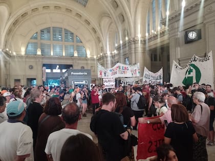 Manifestación en contra del "tarifazo en el transporte", de la privatización de los trenes y del cierre de boleterías