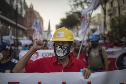 Manifestación en Lima para exigir una nueva Constitución al presidente interino Francisco Sagasti, en noviembre