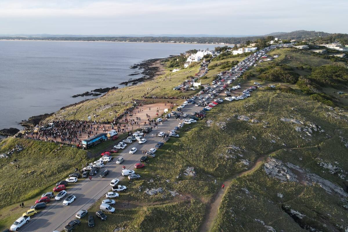Manifestación en Punta Ballena, que se encuentra en vilo por el proyecto de construcción de un mega complejo residencial