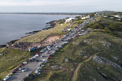 Manifestación en Punta Ballena, que se encuentra en vilo por el proyecto de construcción de un mega complejo residencial