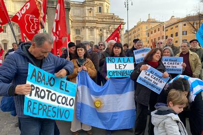 Manifestación en Roma en contra de las medidas de Javier Milei