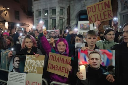 Manifestación frente a la embajada de Rusia en Londres, el 16 de febrero de 2024, en reacción a la noticia de que el destacado opositor ruso Alexei Navalny, quien estaba encarcelado, falleció. (Foto AP/Kin Cheung)