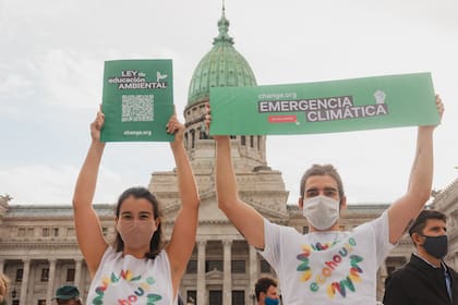 Manifestación por la ley de educación ambiental