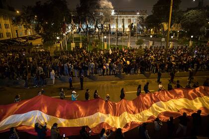 Los juegos de poder llevaron el año pasado a un estallido ciudadano en Lima, dirigido contra los legisladores nacionales en el Congreso