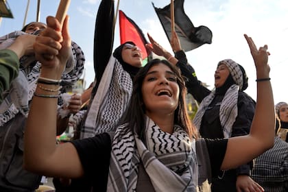 Manifestaciones en solidaridad con los palestinos en Gaza en el campo de refugiados Bourj al-Barajneh, en Beirut, Líbano. (AP/Bilal Hussein)