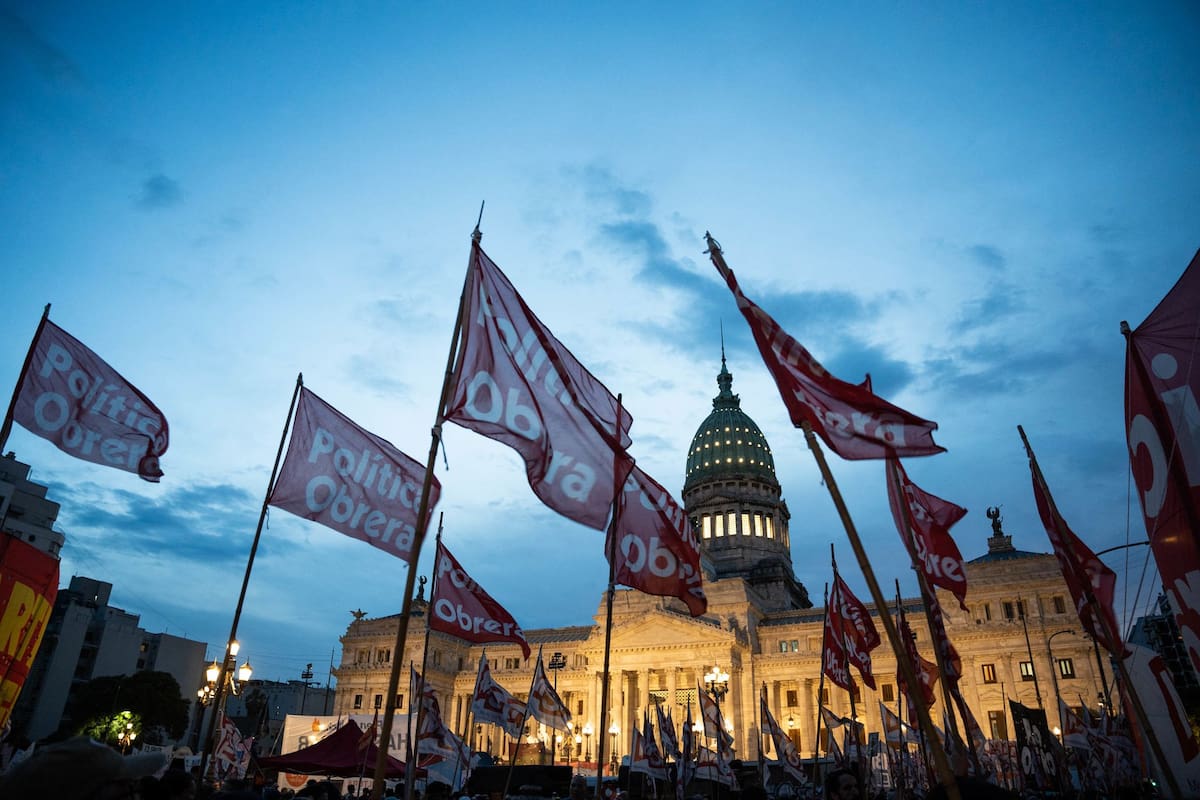 Manifestaciones frente al Congreso durante la votación de la ley ómnibus