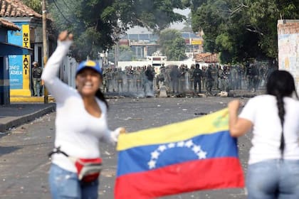 Manifestaciones, represión, deserciones en la frontera en Venezuela.