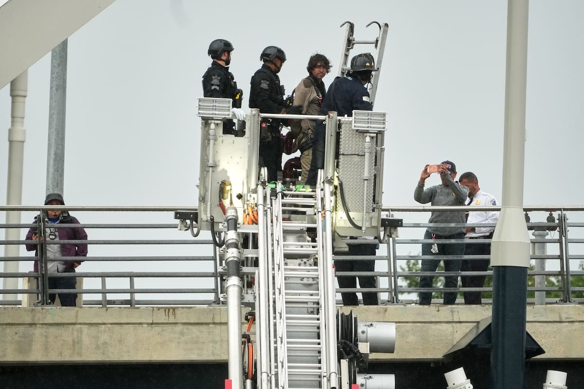 Manifestante baja de puente en Washington y termina protesta de cinco días contra IA y guerra en Irá