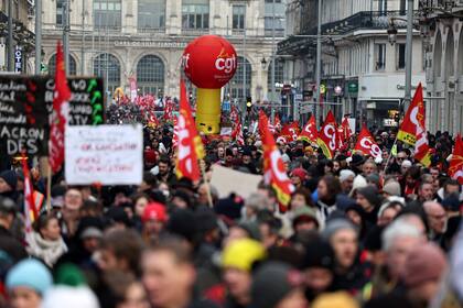 Manifestante en Lille, en contra de la reforma previsional. (Sameer Al-Doumy / AFP)
