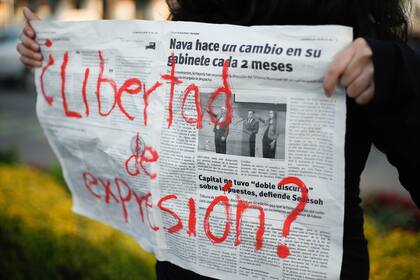 Manifestante sostiene una pancarta durante una manifestación contra el asesinato de los tres periodistas José Luis Arenas, Margarito Martínez y Lourdes Maldonado en México en 2022