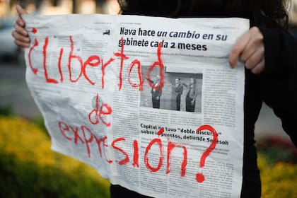 Manifestante sostiene una pancarta durante una manifestación contra el asesinato de los tres periodistas José Luis Arenas, Margarito Martínez y Lourdes Maldonado en México en 2022