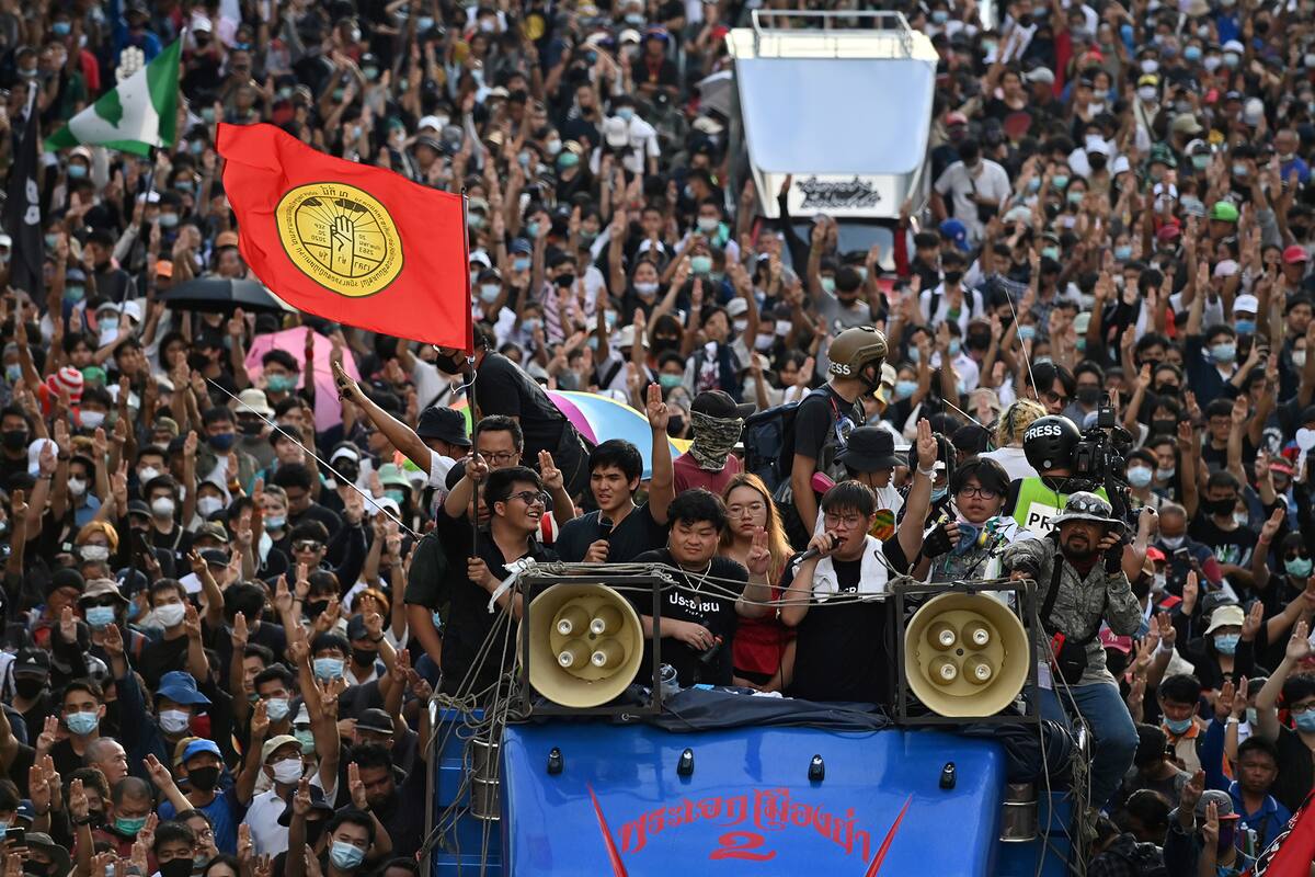 Manifestantes a favor de la democracia marchan hacia la casa de gobierno durante una manifestación antigubernamental en Bangkok
