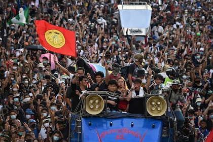 Manifestantes a favor de la democracia marchan hacia la casa de gobierno durante una manifestación antigubernamental en Bangkok