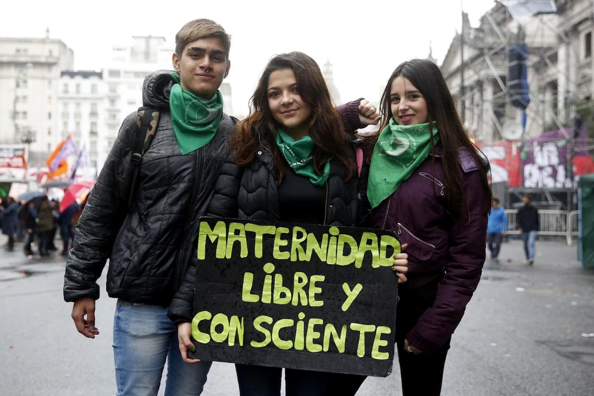 Manifestantes a favor de la legalización del aborto en los alrededores del Congreso